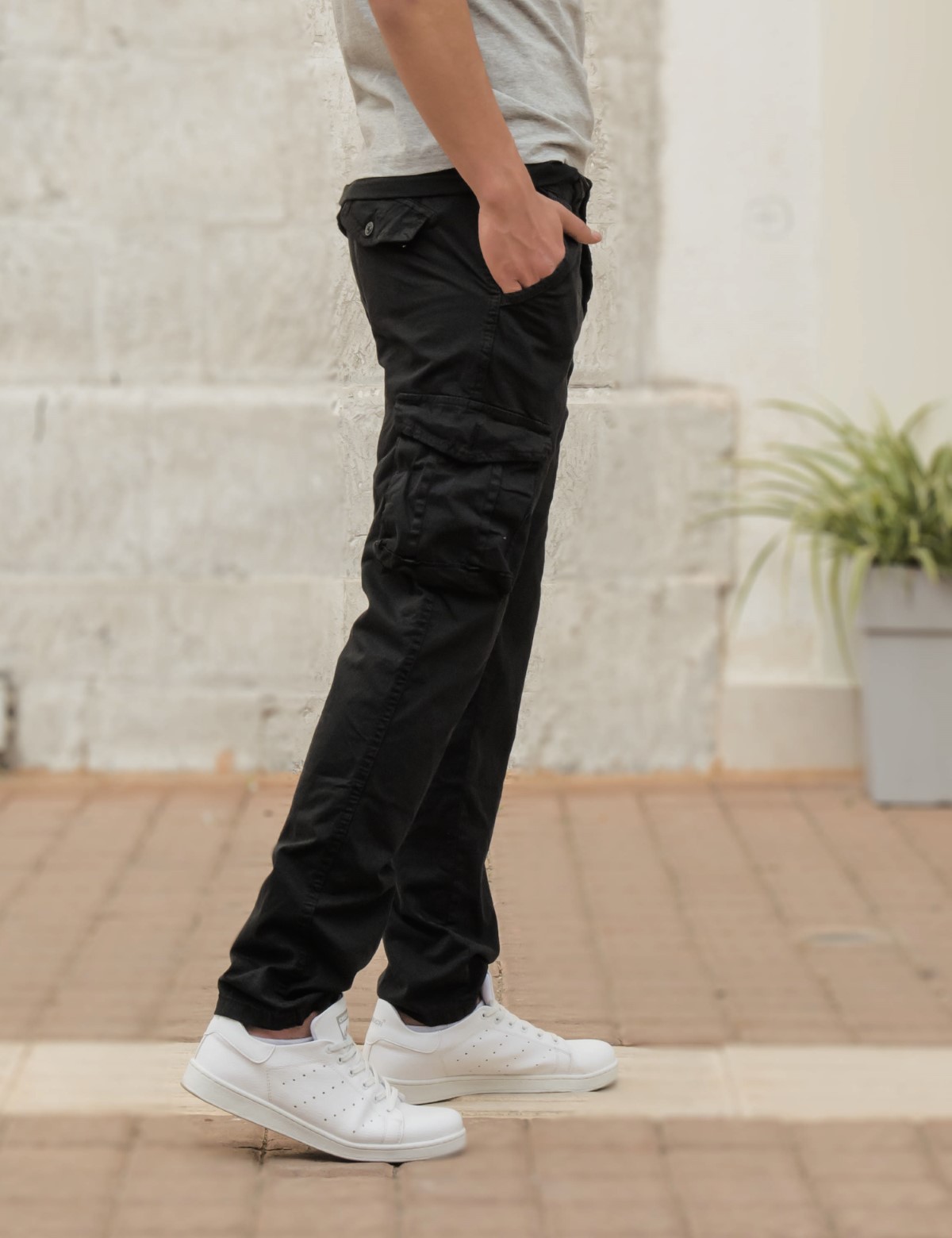 Ανδρικό μαύρο υφασμάτινο cargo παντελόνι 210920B φωτογραφία